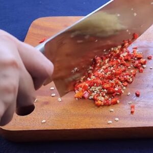 Chuẩn bị tỏi, ớt và các nguyên liệu phụ