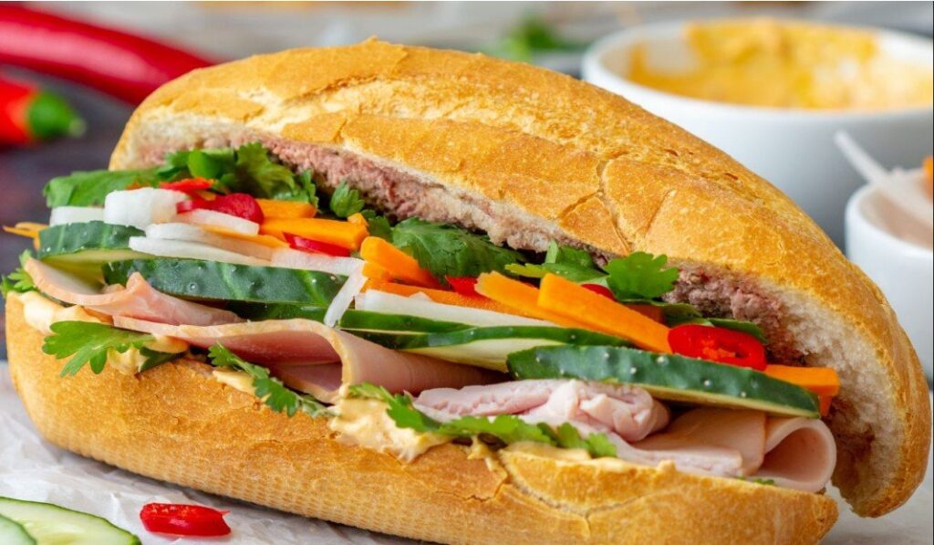 Món bánh mì da bao thịt nguội