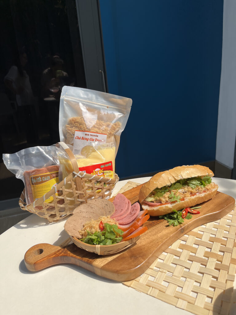 Bên trong ổ bánh mì ngon là sự kết hợp hoàn hảo của pate, giò chả và rau củ tươi