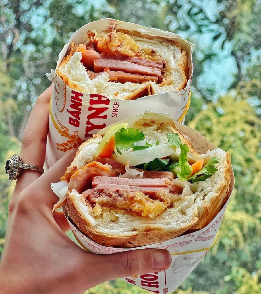 Bánh mì Huỳnh Hoa rất được các bạn trẻ săn đón