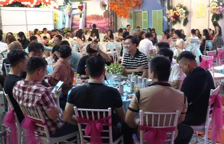 Không khí buổi tiệc